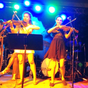 Mes cousines, Jill et Nicole Lefaive, en pleine performance.